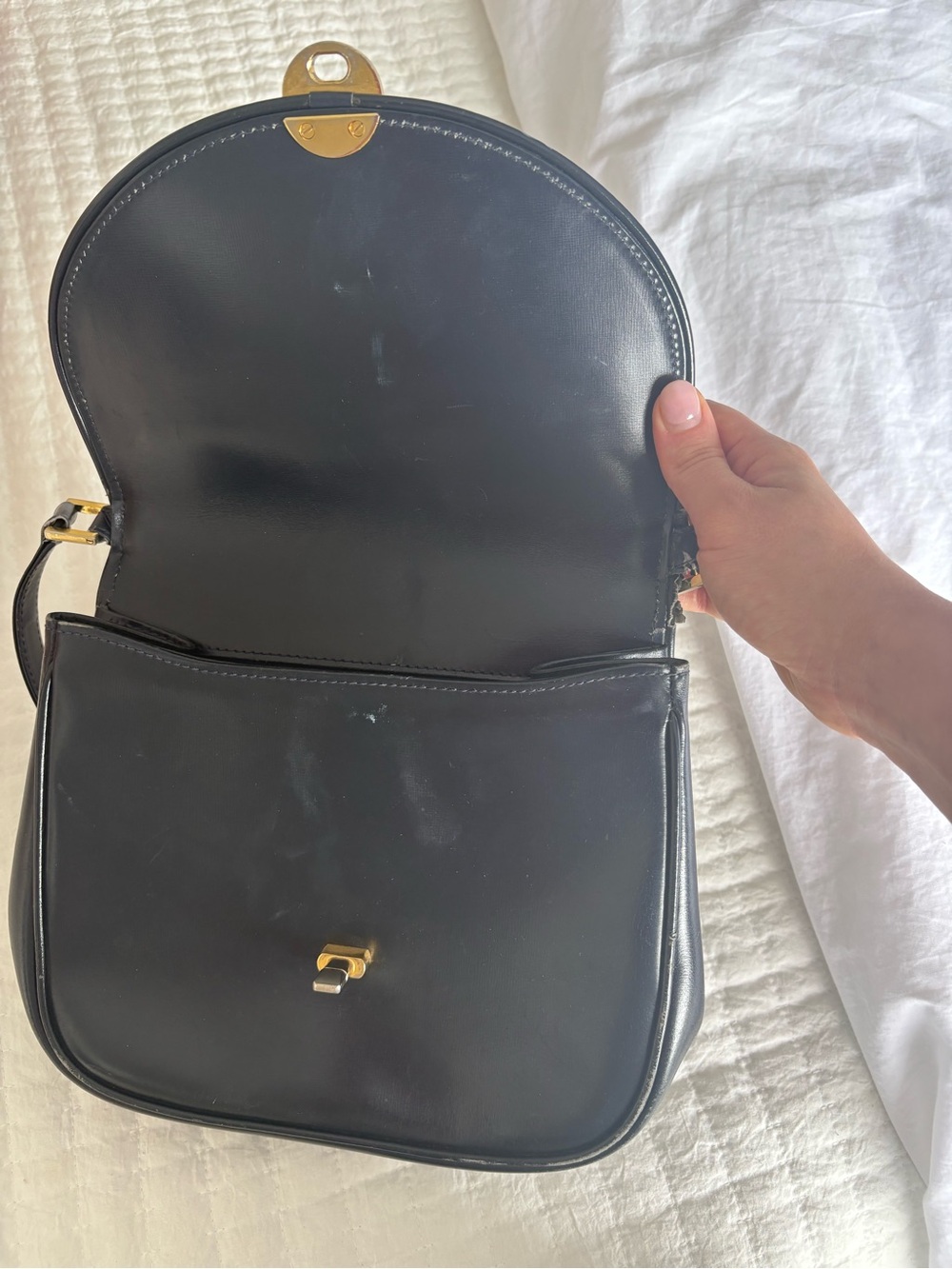 Vintage Gucci Navy Blue Leather Crossbody Bag with Gold Clasp - Picture 4 of 7